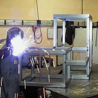Soudeur SERT en atelier — fabrication de structures aluminium pour modules mobiles